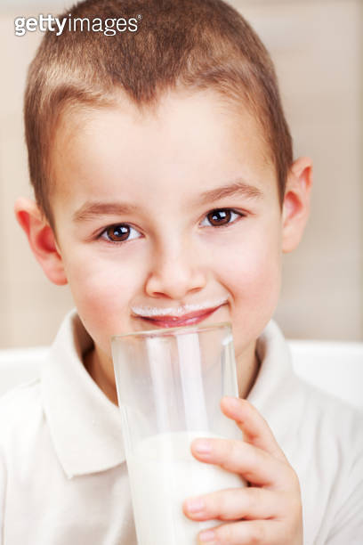 Little boy drink milk ??? (1369149816) - ???????