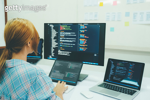 Programmer is coding and programming software. 이미지 (1412569993) - 게티이미지뱅크