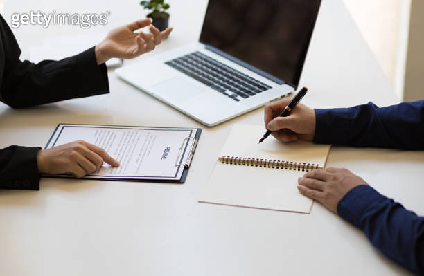 Businesspeople talking and interviewing for office jobs. 이미지 ...