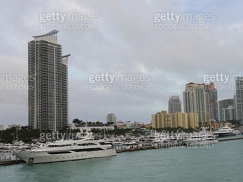 Yachts and boats moored at Biscayne Bay with high-rise buildings in the ...
