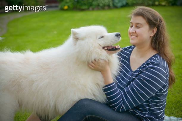 Young woman with samoyed dog outdoors 이미지 (1410975420) - 게티이미지뱅크