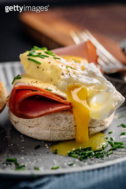 Poached Eggs with Ham and Hollandaise Sauce 이미지 (1389483795) - 게티이미지뱅크