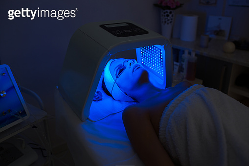 Woman Led Light Woman having Ultraviolet LED light facial treatment at beauty salon 이미지 ...