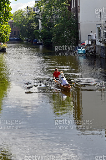Mature women rowing on a canal in Amsterdam 이미지 (1431923265) - 게티이미지뱅크