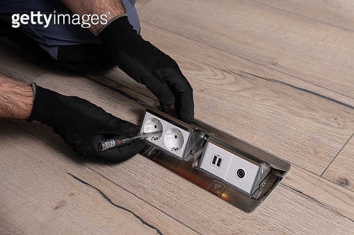 installation of an open socket in the floor 이미지 (1387784115) - 게티이미지뱅크