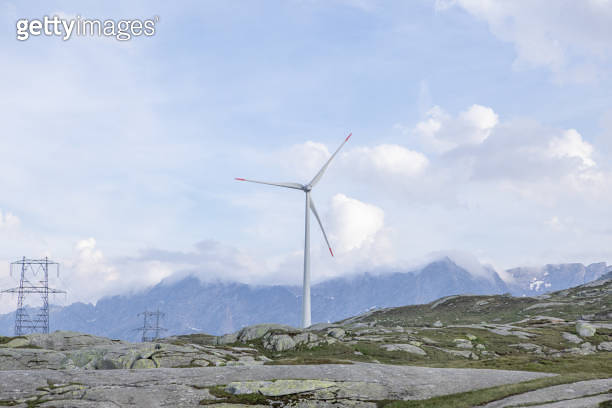 Scenic view of wind turbines on sunny mountain ridge 이미지 (1403528976 ...