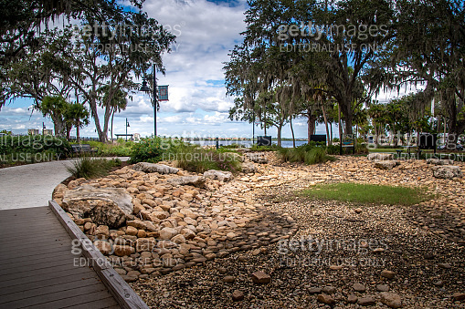 Manatee Mineral Springs Park: walkway through the landscaped public