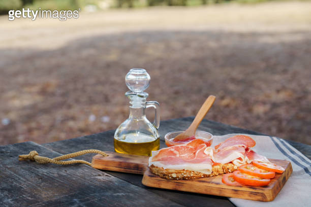 toast with tomato, olive oil and iberian ham, typical spanish food, 이미지