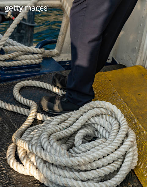 Mooring ropes on the deck of a ferry on Lake Como at Como, Italy 이미지 ...