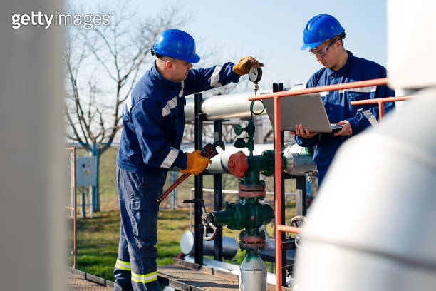 Male worker inspection visual pipeline oil and gas (1443461665) - 게티이미지뱅크