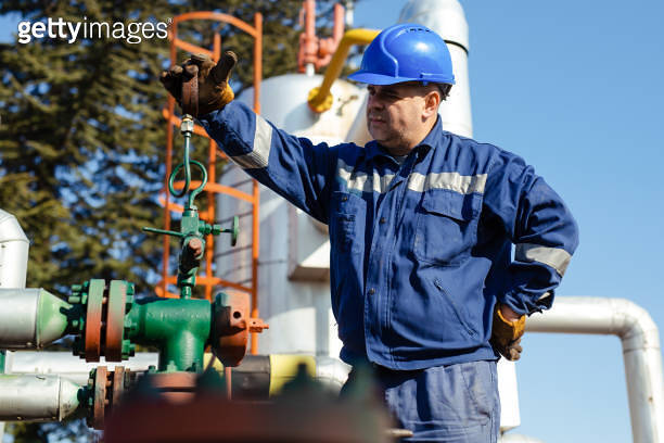 Male worker inspection visual pipeline oil and gas (1443462658) - 게티이미지뱅크