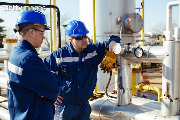 Male worker inspection visual pipeline oil and gas 이미지 (1443462759 ...