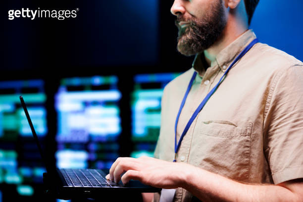 Reconfiguring Employee reconfiguring server racks 이미지 (1592096613) - 게티이미지뱅크