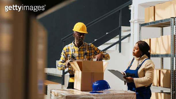 Factory workers packing retail store goods in boxes 이미지 (1461606390 ...