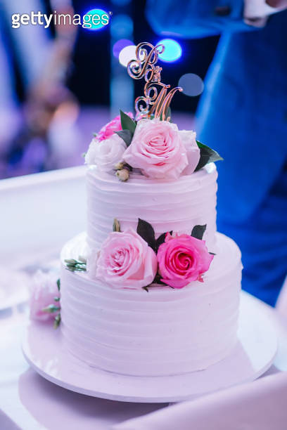 Two Storey Cake beautiful white two story cake decorated with roses. (1492049249) - 게티이미지뱅크