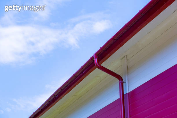 Red Pvc Gutter Red gutter on the roof top of house. 이미지 (1460799464) - 게티이미지뱅크