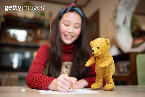 Teddy bear teaching a child to study (1454797134) - 게티이미지뱅크