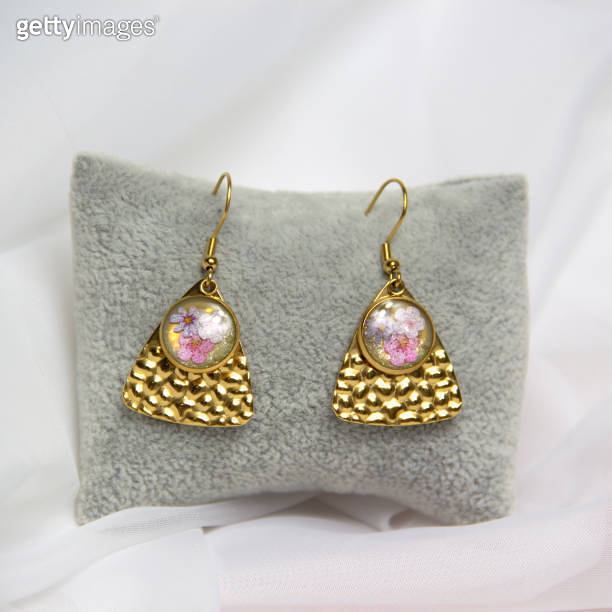 DIY costume jewelry made of epoxy resin and natural flowers, DIY