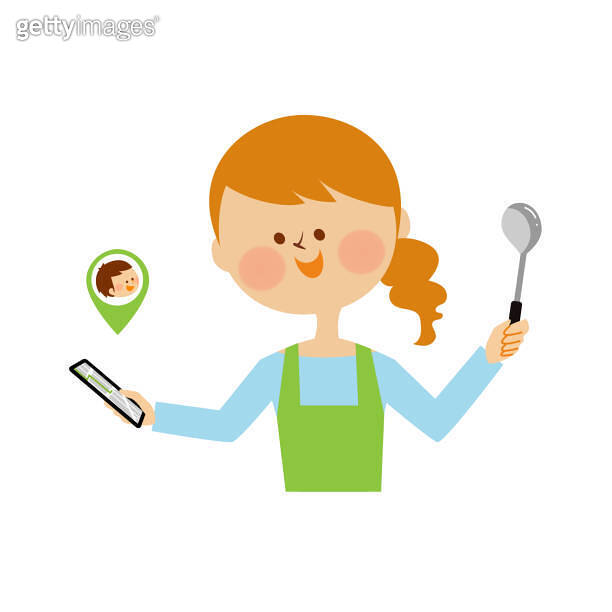 GPS Mom looking at child's location information 이미지 (1561879061) - 게티이미지뱅크