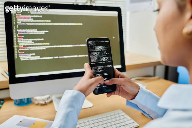 Woman reading codes on smartphone 이미지 (1492873186) - 게티이미지뱅크
