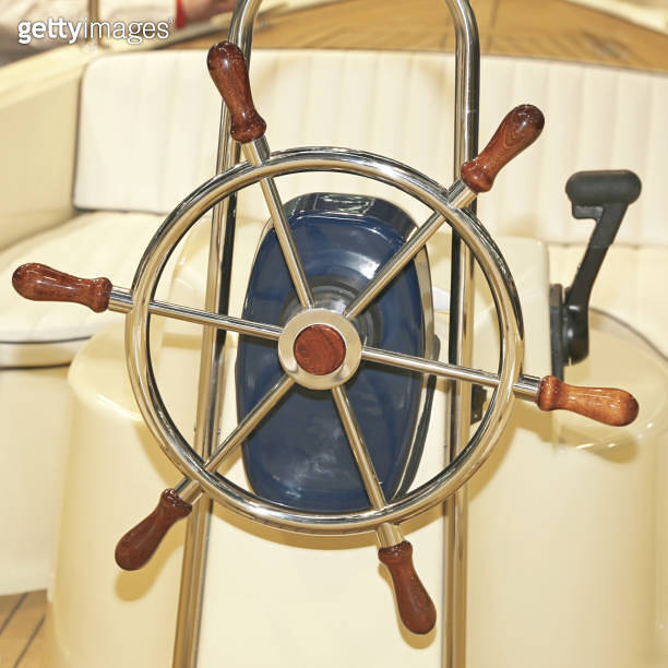 Retro Boat Steering Wheel 이미지 (1719435428) 게티이미지뱅크