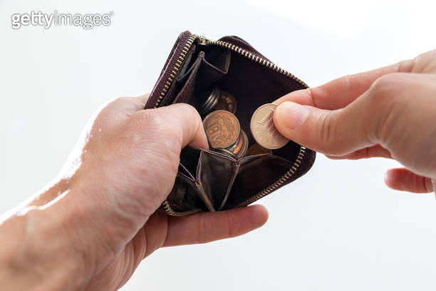 Take coins out of small leather wallet 이미지 (1477683585) - 게티이미지뱅크