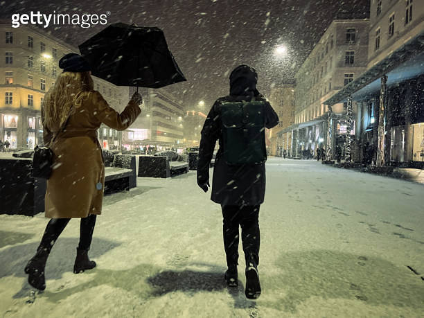 Women in a snow storm in Bergen: typical winter weather 이미지 (1706130340