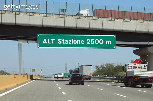 Italian Highway Sign'ALT STAZIONE 2500m on Roadway 이미지 (1768801156 ...