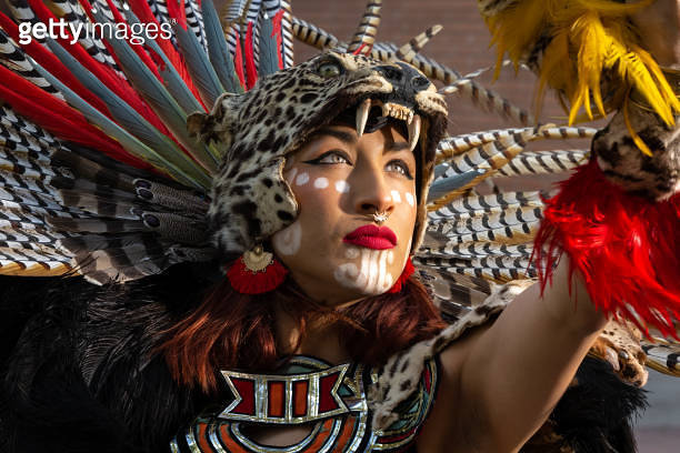 Aztec Warrior Princess looks into the sun. 이미지 (1617457592) - 게티이미지뱅크