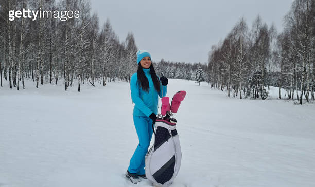 Woman golfer with bag and golf clubs in winter 이미지 (1452456587) - 게티이미지뱅크