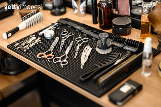 Barbers tools for mens haircuts laid out on a table (1798286486) - 게티이미지뱅크