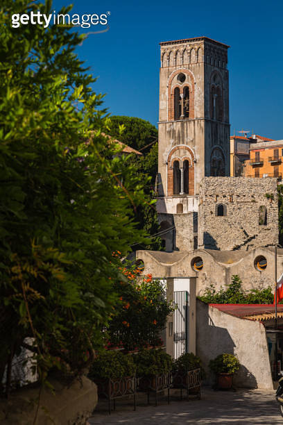 The bell tower of the Duomo in Ravello on the Amalfi Coast, Italy 이미지 ...