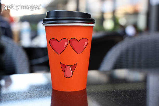 Emoji on paper coffee cup (1555503122) - 게티이미지뱅크