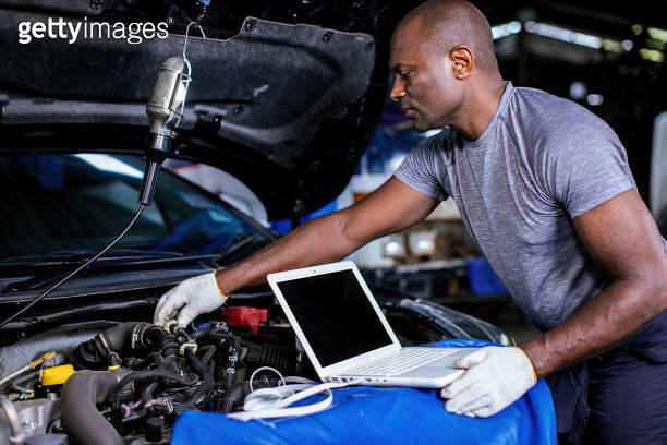 Mechanic using compute for Diagnostic machine tools ready to be used ...