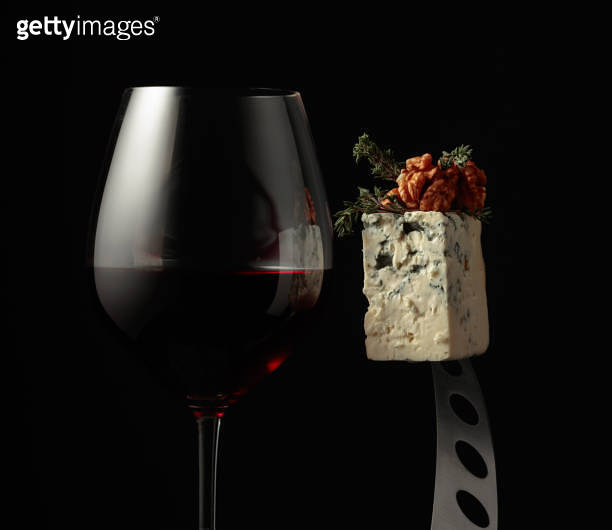 Glass of red wine and blue cheese. 이미지 (1480916990) 게티이미지뱅크