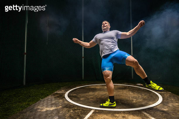 Male athlete throwing discus 이미지 (1755197098) - 게티이미지뱅크