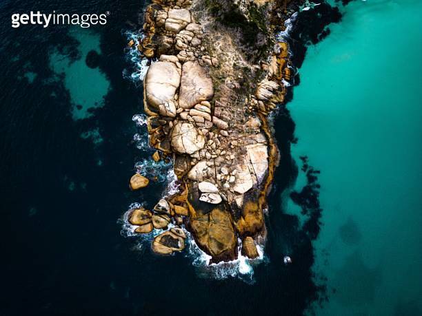 Aerial Rocks an aerial shot of the water and rocks surrounding it in the ocean 이미지 ...