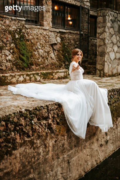 Stone Bride Dreamy portraits of beautiful bride on stone riverbank 이미지 (1461627426 ...
