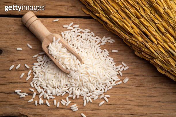 Heap of uncooked Thai sticky rice on wooden table 이미지 (1497433305) - 게티 ...