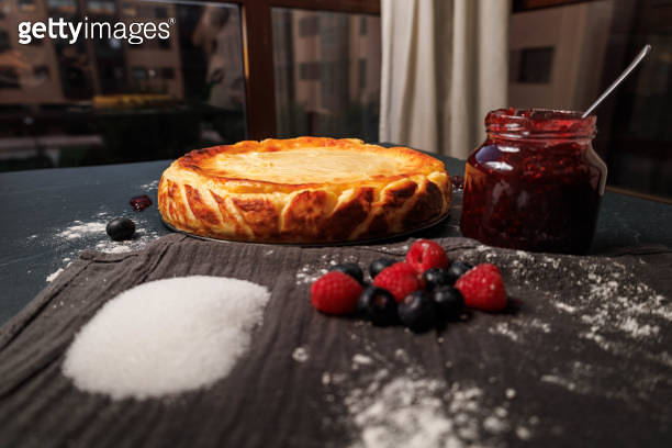 Basque cheesecake with blueberries and raspberries, side view 이미지 ...