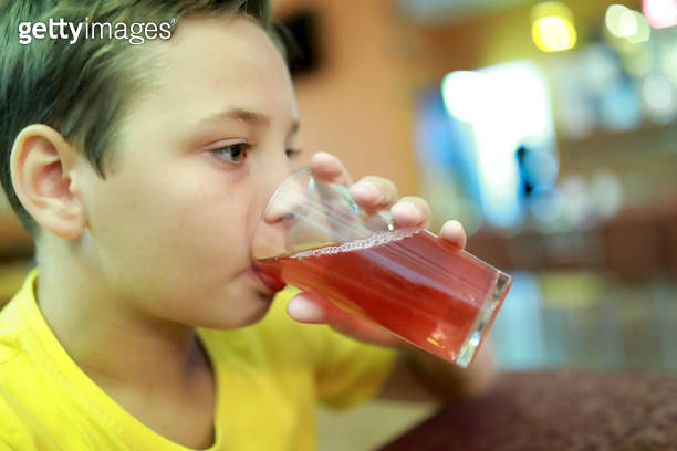 Tired child drinking juice 이미지 (1492078514) - 게티이미지뱅크