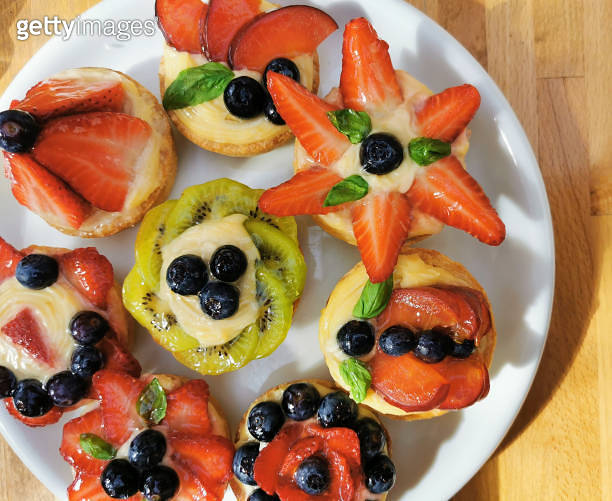 small cakes with fruits 이미지 (1738384400) 게티이미지뱅크