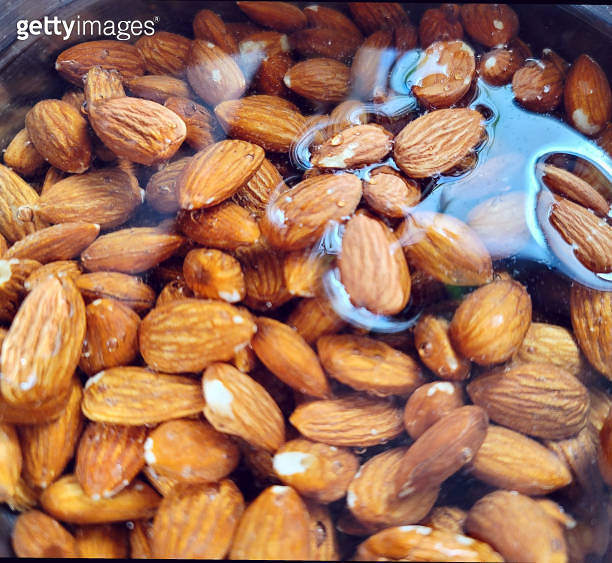 Almonds soaking in water 이미지 (1460830903) 게티이미지뱅크