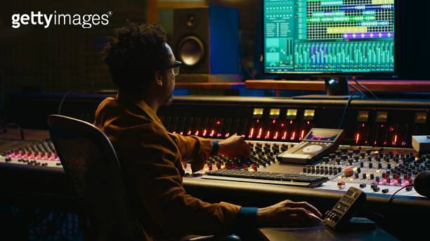 Tracking engineer processing and mixing sounds in control room 이미지 ...