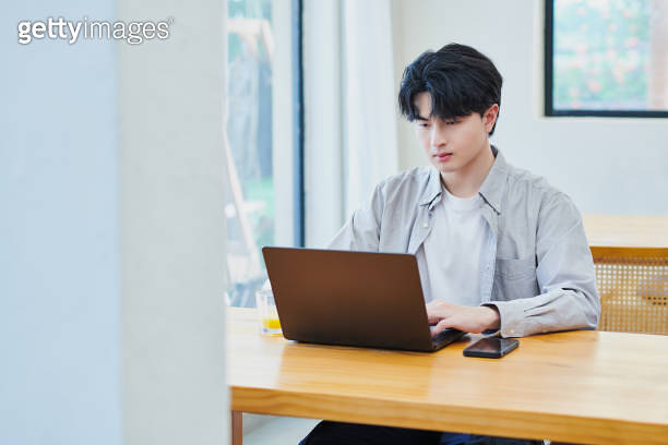 One Asia Young Male Using Computer at Home 이미지 (2158819154) - 게티이미지뱅크