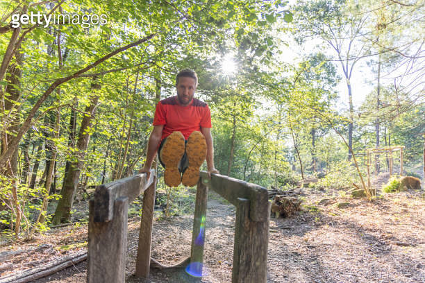 Standing In Rails Exercise Man Doing L-Sit Exercise on Wooden Rail in Forest 이미지 (2159907269) - 게티 ...
