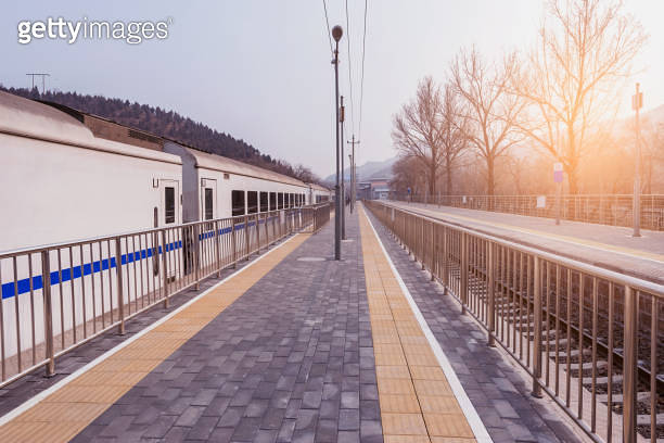 Passenger train stands by the platform. 이미지 (2133723081) - 게티이미지뱅크