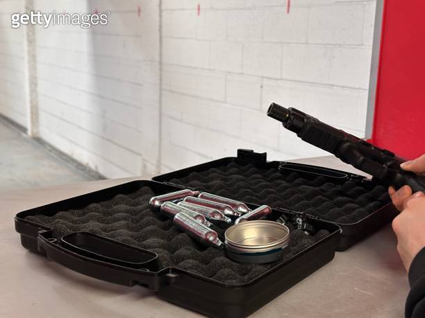 Mem Loading Gun Man loading air gun with pellets 이미지 (2154139242) - 게티이미지뱅크