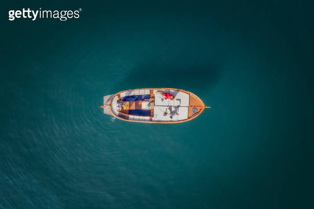 Bird's-eye view of boat on reservoir 이미지 (2148280414) - 게티이미지뱅크