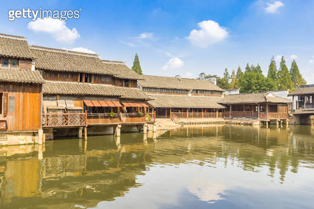 Wooden houses at the lake in west Wuzhen 이미지 (2156609129) - 게티이미지뱅크